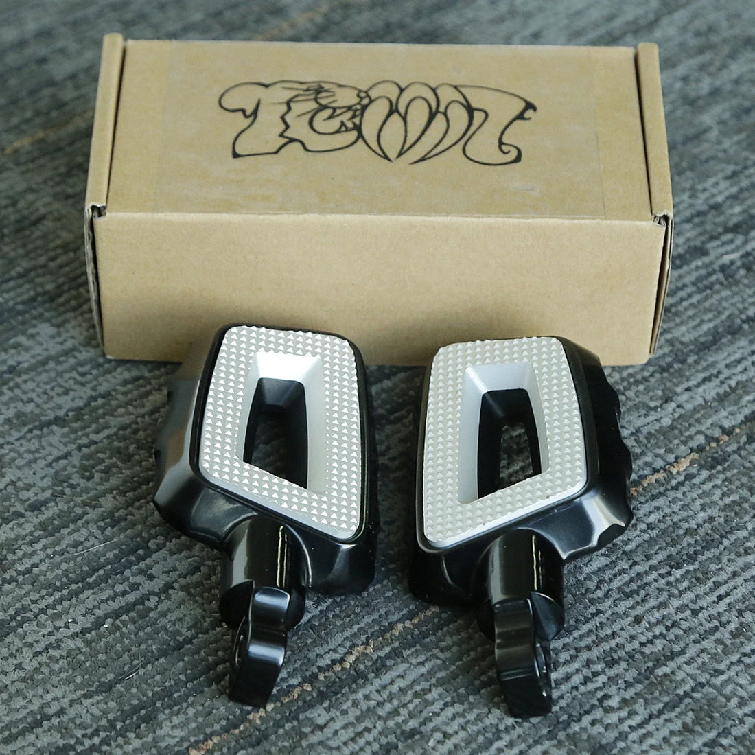 Male Mount FootPegs Footrests Fit For Harley Touring Road Glide Sportster 1200